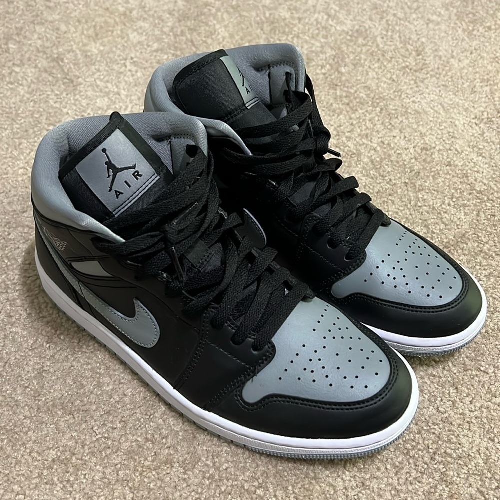 Like New!! Nike Air Jordan’s Black & gray mid Women’s size 10